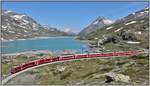 R4621 mit ABe 8/12 3515 am Lago Bianco zwischen Ospizio Bernina und Alp Grüm.