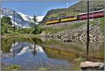 R4648 mit zwei offenen Aussichtswagen am Zugschluss beim Pozzo del Drago zwischen Alp Grüm und Ospizio Bernina.