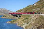 RhB ABe 8/12  Allegra  aus Tirano mit 2 Holzwagen in Richtung Bernina-Ospizo am 20.09.2018 (10:21 Uhr).