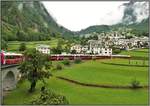 Bernina Express PE950 auf dem Kreisviadukt von Brusio im Puschlav.