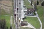 Blick von Stablini hinunter auf Cavaglia, wo sich R4632 mit ABe 8/12 3511 kreuzt mit dem talwärts fahrenden R1925 mit dem ABe 4/4 III 54  Hakone .
