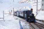 RhB Extradampfzug fr Graubnden Tours 3466.1 von km 24,000 nach Ospizio Bernina am 21.02.1998 Einfahrt Ospizio Bernina mit Dampflok G 3/4 1 - B 2060 - D 4052 I - A 1102 - Xk 9398. Hinweis: Dampflok Rhtia verkehrte seit bestehen der Berninabahn erst an 3 Tagen auf Ospizio Bernina!
