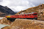 Ein bunter Personenzug der Berninabahn auf der Fahrt von Poschiavo nach Tirano im September 1986.
Vorspann leistete der ABe 4/4 37 mit Baujahr 1908.
Foto: Walter Ruetsch