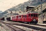 RhB ABe 4/4 49 mit einem gemischten Zug bei einem Zwischenhalt auf der Station Ospizio Bernina im September 1986.
Foto: Walter Ruetsch