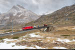 RhB Gem 4/4 802  Murmeltier  ist am 20.10.2020 mit einem Bauzug am Bernina unterwegs. Hier auf der bekannten Brücke zwischen Ospizio Bernina und Lagalp aufgenommen.