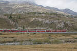 Rhätische Bahn (RhB).
Zwei nicht erkennbare ABe 4/4 (51-56) mit dem BERNINA EXPRESS zwischen Bernina Lagalb und Ospizio Bernina nach St. Moritz unterwegs am 2. Oktober 2021.
Foto: Walter Ruetsch