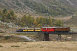 Rhätische Bahn (RhB).
25 Jahre Club 1889.
Zu diesem Jubiläum verkehrten am 2. Oktober 2021 zwei historische Extrazüge der BERNINA BAHN von St. Moritz nach Tirano. Ge 4/4 81 der Museumsbahn Blonay Chamby (BC), ehemals Bernina Bahn und ABe 4/4 46 mit historischen Wagen zwischen Bernina Lagalb und Ospizio Bernina.
Im September 1918 gastierte das Bernina Krokodil in der Westschweiz bei der BC.
Foto: Walter Ruetsch