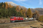 RhB Ge 6/6 II 707  Scuol  war mit einem gemischten Güterzug am 26. Oktober 2021 bei Punt Muragl in Richtung Pontresina unterwegs.