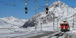 Doppeltraktion ABe 4/4 ll 51 und ABe 4/4 ll 56 in Ospizio Bernina am 13. Februar 2022.
Foto: Walter Ruetsch