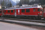 Nach eindrucksvoller Fahrt aus Tirano und über den Berninapaß ist der Bernina-Express in Pontresina im Engadin angekommen. Die Zeit reicht gerade, um ein Foto des Triebwagens ABe 4/4 III 55 zu machen, der hier an zweiter Position führt. Damals war der Triebwagen fabrikneu und hochmodern - das erste Drehstrom-Fahrzeug mit den damals neuen GTO-Thyristoren. Erst diese abschaltbaren Thyristoren verhalfen der Drehstromtechnik zum Durchbruch - sie verringerten nicht nur den Schaltungsaufwand erheblich sondern ebenso Masse und Volumen der elektrischen Ausrüstung.
Pontresina, Engadin, 29. August 1990; Canon A1, Canoscan, Gimp