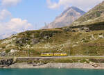 Die 'gelbe Berninabahn' in grossartiger Landschaft entlang des Lago Bianco! In diesem Sommer verkehrten die beiden ABe 4/4 30 und 34 an ein paar Tagen über den Berninapass. Die über 100jährigen Triebwagen fuhren jeweils zweimal zwischen Alp Grüm und Pontresina hin und her. Es gab also mehrere Möglichkeiten mitzufahren und gute Fotos von verschiedenen Standorten zu schiessen.  Dieses Foto wurde etwas ausserhalb der Station Ospizio Bernina (2253 müM) von einem Wanderweg aus gemacht. Ospizio Bernina, 7.8.2025