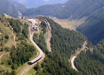 Der rund einstündige Fussmarsch bzw Aufstieg lohnt sich! Fantastischer Blick auf die imposante Streckenführung beim Bahnhof Alp Grüm (2091 müM) vom leider geschlossenen Berggasthaus Sassal Masone aus: links unten ist das Gleis vom Bahnhof Ospizio Bernina her sichtbar. Oberhalb des Bahnhofgebäudes sieht man die spezielle Panoramakurve um 180 Grad, die in einen Kehrtunnel mündet. Rechts geht es weiter bergab in Richtung Cavaglia - Poschiavo - Tirano. Alp Grüm, 7.8.2025
