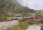 Der Ahnenzug kommt: ABe 8/12 3514 mit den drei unterschiedlichen Farbgebungen der früheren Bernina- und Arosabahn liegt zwischen Alp Grüm und Ospizio Bernina (2253 müM) in die Kurve. Ospizio Bernina, 7.8.2025