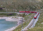 Der Zug fährt um den See: Regionalzug von St. Moritz nach Tirano in der Nähe der Station Ospizio Bernina (2253 müM). Ospizio Bernina, 7.8.2025