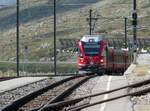 Um die Kurve und aufwärts: Triebzug Allegra 3512 fährt mit dem Bernina-Express Chur - Tirano in die Station Ospizio Bernina (2253 müM) ein. Ospizio Bernina, 7.8.2025