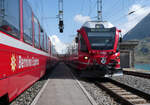 Zugskreuzung in Ospizio Bernina (2253 müM): der Bernina-Express Chur - Tirano wartet die Einfahrt des Regio mit dem Triebzug Allegra 3505 von Tirano nach St. Moritz ab. Ospizio Bernina, 7.8.2025