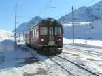 Triebwagen 43 der RhB kurz vor der Haltestelle Bernina Lagalb am 27.12.06.  