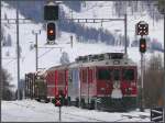ABe 4/4 III 54  Hakone  und 51 *Poschiavo  haben fr die nchste Fahrt nach Tirano wieder zwei Rundholzwagen an den Haken genommen.