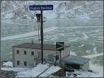 Ausblick durch die Scheibe eines Panoramawagens (gut geheizt) in der Station Ospizio Bernina 2253m/.M.