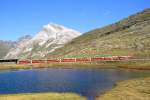 RhB - Bernina- Express 973 von St.Moritz nach Tirano am 25.08.2007 am Lago Pitschen mit Triebwagen ABe 4/4 II 44 + ABe 4/4 II 46 - Ap 1291 - Api 1304 - Bps 2513 - Bp 2505 - Bp 2502 - Bp 2525  