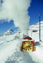 Xrot d 9213 am 08.02.1997 in Ospizio Bernina - Bernina-Dampfschneeschleuder selbstfahrend - Baujahr 1911 - SLM - Dienstgewicht 63,5t - LP 13,67 - V 35Km/h - Schleudern bis 12 km/h - 1=21.01.1991 -