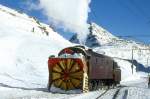 Xrot d 9213 am 31.01.1998 kurz vor Ospizio Bernina - Bernina-Dampfschneeschleuder selbstfahrend - Baujahr 1911 - SLM - Dienstgewicht 63,5t - LP 13,67 - V 35Km/h - Schleudern bis 12 km/h - 1=21.01.1991 - Lebenslauf: ex Berninabahn G 2 3/3 1051 - 1943 RhB X rot d 13 - 1954 X rot d 9213. Hinweis: Rangierfahrt solo
