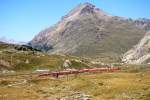 RhB Regionalzug 1650 von Tirano nach St.Moritz am 25.08.2007 auf Oberer Berninabachbrcke zwischen Ospoizio Bernina und Lagalb mit Triebwagen ABe 4/4 III 53 - ABe 4/4 III 55 - A 1274 - B 2458 - B 2457 - B 2314 - AB 1541 - BD 2471
