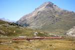 RhB Regionalzug 1639 von St.Moritz nach Tirano am 25.08.2007 auf oberer Berninabach-Brcke mit Triebwagen ABe 4/4 III 54 - ABe 4/4III 52 - BD 2477 - AB 1545 - B 2466 - B 2463 - B 2233 - B 2453 - B 2309.
