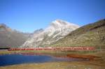 RhB Regionalzug 1646 von Tirano nach St.Moritz am 31.08.2007 am Lago Pitschen zwischen Ospoizio Bernina und Lagalb mit Triebwagen ABe 4/4 III 53 - ABe 4/4 III 55 - B 2468 - B 2312 - B 2455 - B 2309 - B 2461 - AB 1544 - BD 2477.
