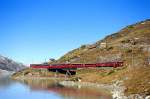 RhB Bernina-Express A 501 von Chur nach Tirano am 11.10.1999 auf Brcke am Lago Bianco mit Triebwagen ABe 4/4 II 41 - ABe 4/4 II 43 - A 1275 - A 1274 - B 2496 - B 2492 - B 2491 - B 2493 - BD 2475 - Hinweis: heute verkehrt der Zug mit Panoramawagen, diese Berninawagen-Garnitur EW-IV ist inzwischen rot lackiert. In den nchsten Jahren wird wegen genehmigter Staudammerhhung die Bahnlinie hier hher neu gebaut.
