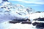 RhB Dampfschneeschleuder-Extrazug fr GRAUBNDEN TOURS 3466.2 von km 24,000 nach Ospizio Bernina am 21.02.1998 am Lago Bianco mit Dampfschneeschleuder X d rot 9213 - Dampflok G 3/4 1 - B 2060 - D 4052 I - A 1102 - Xk 9398 - Hinweis: bisher der einzige Einsatztag von Dampfschneeschleuder und Dampflok Rhtia zusammen auf Bernina seit bestehen RhB/Berninabahn. 
