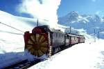RhB Dampfschneeschleuder-Extrazug fr GRAUBNDEN TOURS 9466.2 von Ospizio Bernina nach km 21,000 am 28.02.1998 am Lago Binco mit Dampfschneeschleuder X d rot 9213 - Triebwagen ABe 4/4I 30 - ABe 4/4 I 34. Hinweis: Triebwagen haben heute gelbe Lackierung
