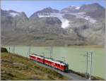 Kurz vor Ospizio Bernina schweift der Blick ber den Lago Bianco zum Piz d`Arlas und Piz Cambrena mit dem gleichnamigen Gletscher.
