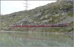 Der Bernina Express 951 von Chur nach Tirano fhrt dem Lago Bianco entlang.