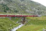 RhB - Bernina-Express 973 von St.Moritz nach Tirano am 17.08.2008 auf Unterer Berninabachbrcke mit Triebwagen ABe 4/4 IIII 51 - ABe 4/4 III 55 - Ap 1293 - Api 1306 - Bps 2513 - Bp 2503 - Bp 2523 - Bp