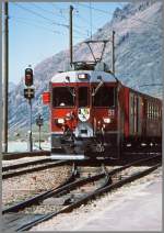ABe 4/4 III 51  Poschiavo , eines der modernsten RhB Fahrzeuge, fhrt in Ospizio Bernina ein.