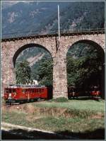 Nach der 360Grad Kurve ber das Kreisviadukt von Brusio erscheinen die zwei ABe 4/4 II mit dem Bernina Express zwischen Edelkastanienbumen in der unteren Brckenffnung.