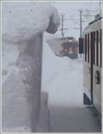 Neben einer Triebwagenhohen Schneeverwehung in Bernina Lagalp warten wir auf den BerninaExpress 970 aus Tirano mit ABe 4/4 III 56  Corviglia  an der Spitze.