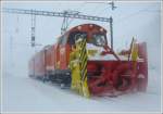xRot 9219 pustet den leichten Pulverschnee mhelos von den Geleisen. Hier wartet sie in Ospizio Bernina auf den nchsten Gegenzug. (17.02.2009)