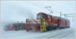 xRot 9219 wirft noch den letzten Schnee Richtung See in Ospizio Bernina. (17.02.2009)