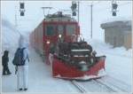 Pnktlich um 12.20Uhr trifft R1646 mit ABe 4/4 II 41 und einem Spurpflug in Ospizio Bernina ein und nimmt ein paar wenige Verrckte mit nach St.Moritz. (17.02.2009)