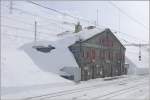 Das Stations- und Restaurantgebude in Ospizio Bernina versinkt fast im vielen Schnee.