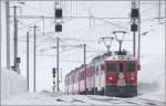 Der BerninaExpress mit Triebwagen 51 und 53 trifft in Ospizio Bernina 2256m /M.