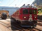 ABe 4/4 III in Doppeltraktion mit Panoramawagen im Bahnhof Campogologno. Gleich gehts bergwrts weiter Richtung Berninapass, 01. Juli 2006