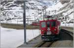R1643 mit Triebwagen ABe 4/4 II 41 fhrt in Bernina Lagalb ein.