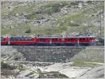 BerninaExpress 973 mit ABe 4/4 III 55  Diavolezza  und 52  Brusio  fhrt am Lago Bianco Richtung Sden.