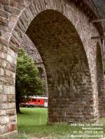 Zug der Berninabahn passiert den Viadukt in Brusio, lauthals kreischen die Achsen, whrend deutlich an Hhe gewonnen wird. Dieses war gemeint, wenn vom Ernst der Bernina schon vor dem Poschiavo-See die Rede war bei meinem Bahnhofsbild von Poschiavo. Um Christi Himmelfahrt herum, 30. Mai 2003 kHds 