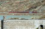 RhB - Bernina- Express 973 von St.Moritz nach Tirano am 12.10.2008 am Lago Bianco mit Triebwagen ABe 4/4 III 56 + ABe 4/4 III 51 - Api - Api - Bp - Bp - Bp - Bp, Blick ber die Staumauer Sd
