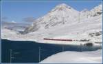 Der Piz Ot und der Piz Albris sowie der Lago Bianco bilden die grossartige Kulisse und mittendrin ganz klein der Berninaexpress 970 nach St.Moritz.