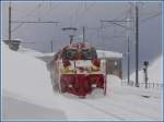 Xrot 9218 kommt von einem Streckeneinsatz Seite Alp Grm nach Ospizio Bernina zurck. Die Schneeverwehungen haben schon eine beachtliche Hhe erreicht. (01.12.2009)